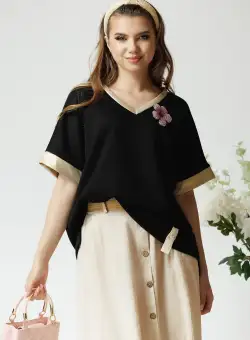 Bluza casual din viscoza neagra cu auriu si floare cu strasuri