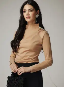 Bluza DY Fashion eleganta din lycra bej cu fronseu si aplicatie pe umar