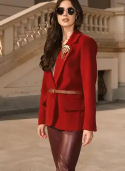 Palton scurt elegant din stofa burgundy cu curea in talie