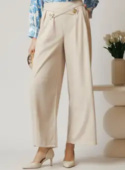 Pantaloni office din crep bej evazati cu accesorii metalice