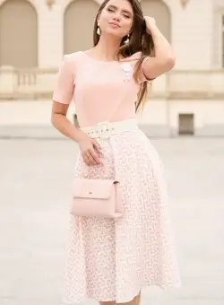 Rochie din crep roz cu imprimeu pe fusta si curea in talie