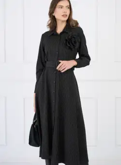 Rochie din stofa neagra tip camasa cu floare si curea in talie