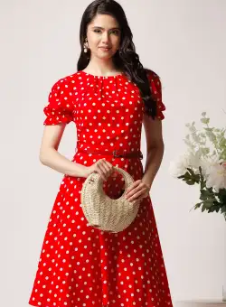 Rochie din viscoza rosie cu buline si curea in talie