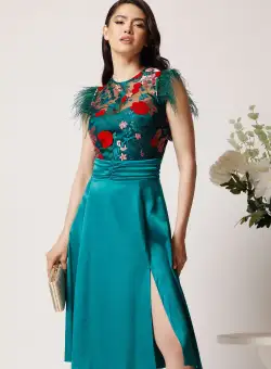 Rochie DY Fashion din satin verde cu broderie la bust si pene la umeri