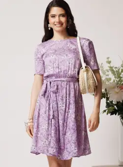 Rochie DY Fashion din viscoza lila cu imprimeu floral alb si cordon in talie