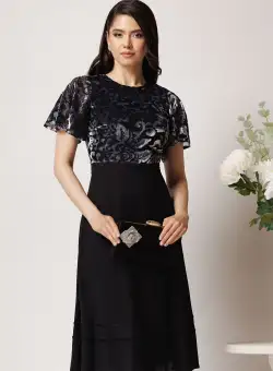 Rochie DY Fashion din voal neagra cu insertii din catifea argintie la bust