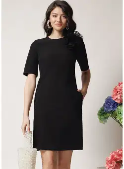 Rochie DY Fashion eleganta din stofa neagra cu floare maxi pe umar