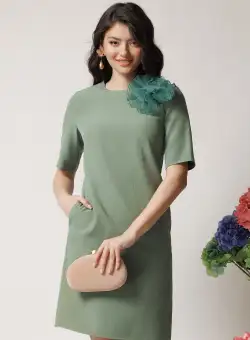 Rochie DY Fashion eleganta din stofa verde fistic cu floare maxi pe umar
