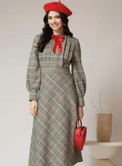 Rochie DY Fashion office din stofa bej cu carouri negre-bordo si pliuri pe bust