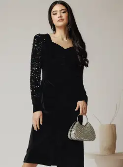 Rochie Ella Collection Elvira eleganta din catifea neagra cu paiete pe maneci