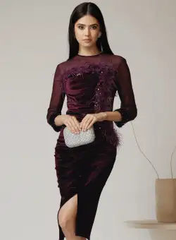 Rochie Ella Collection Savannah din catifea mov cu pene si paiete