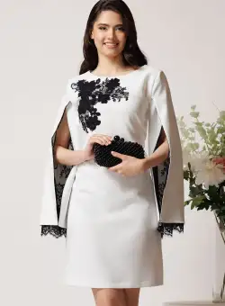 Rochie LaDonna eleganta din stofa alba cu dantela chantilly neagra la maneci si pe bust