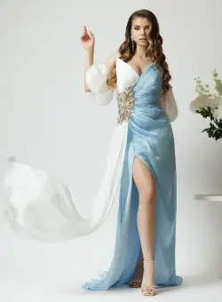 Rochie lunga eleganta din voal bleu cu alb si strasuri in talie