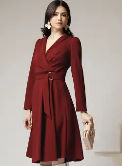 Rochie Moze office din crep bordo cu catarama in talie