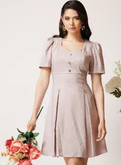 Rochie Moze scurta din brocard bej cu nasturi decorativi