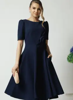 Rochie office din stofa bleumarin cu floare maxi pe talie