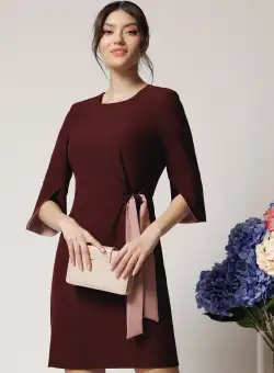 Rochie office din stofa bordo cu nod in talie si detalii roz