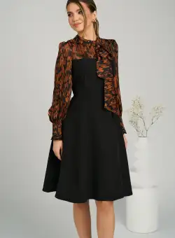 Rochie office din stofa neagra cu voal la bust si animal print caramiziu