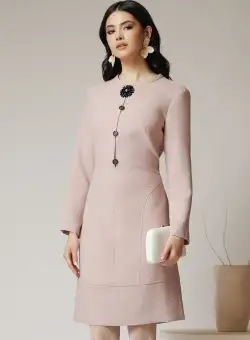 Rochie office din stofa roz cu accesoriu si nasturi