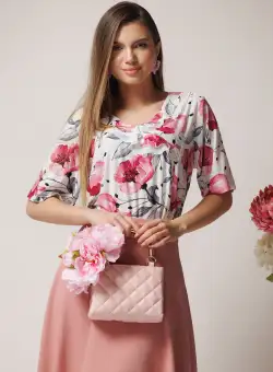 Bluza casual din viscoza alba cu imprimeuri florale magenta si volan