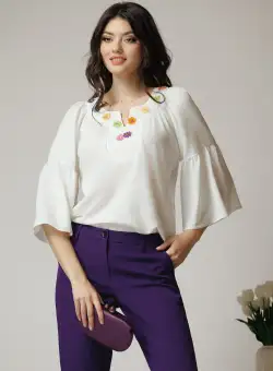 Bluza eleganta din crep alba cu broderie florala colorata