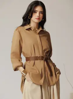 Camasa casual din stofa catifelata maro camel cu nasturi ascunsi.