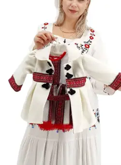 Costum Traditional Fetite Bianca 9