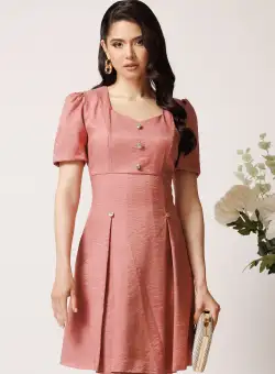 Rochie Moze scurta din brocard roz cu nasturi decorativi