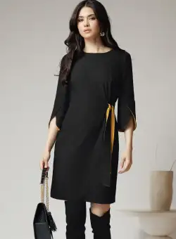 Rochie office din stofa neagra cu nod in talie si detalii galbene