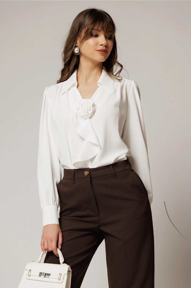 Bluza alba eleganta din voal cu decolteu V perlute si detaliu floral