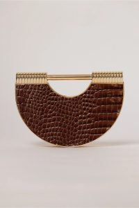 Clutch maro cu design deosebit si aspect de piele de crocodil
