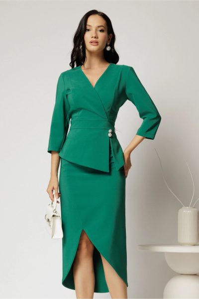 Compleu verde dama format din sacou cu peplum si fusta cu slit asimetric