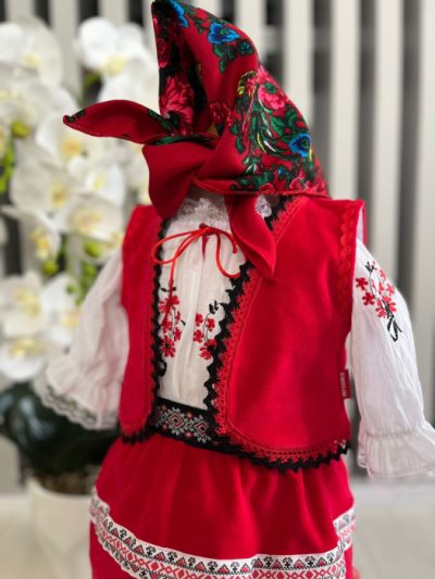 Costum national fetite Mira 10