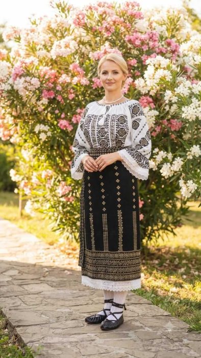 Costum popular format din catrinta , brau si ie - Doris
