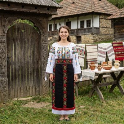 Costum popular format din catrinta , brau si ie - Getuta