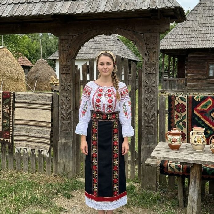 Costum popular format din catrinta , brau si ie - Robertina 6
