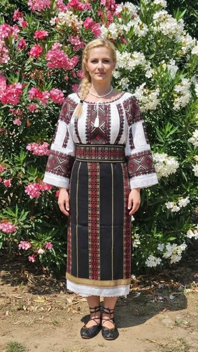 Costum popular format din catrinta , brau si ie - Sandica 2