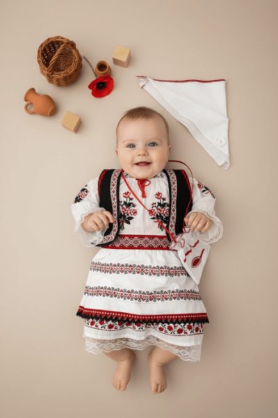 Costum Traditional Fetite Bianca 14