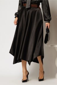 Fusta midi neagra din satin cu croi clos si curea in talie