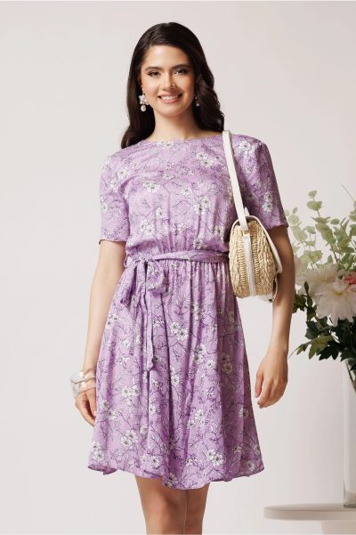 Rochie DY Fashion din viscoza lila cu imprimeu floral alb si cordon in talie