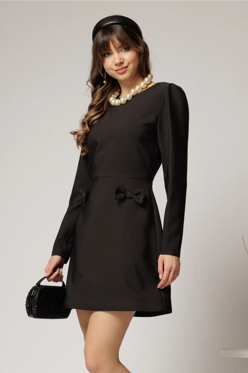 Rochie scurta neagra cu fusta tip A si fundite
