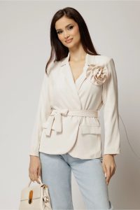 Sacou bej cu floare la bust si cordon in talie