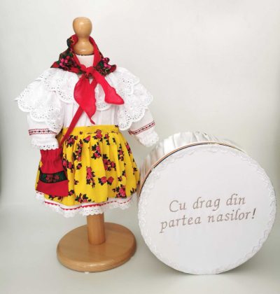 Set Botez Traditional a    Costum Traditional Fetite Floral 3 - 2 piese   costumas si cutie botez