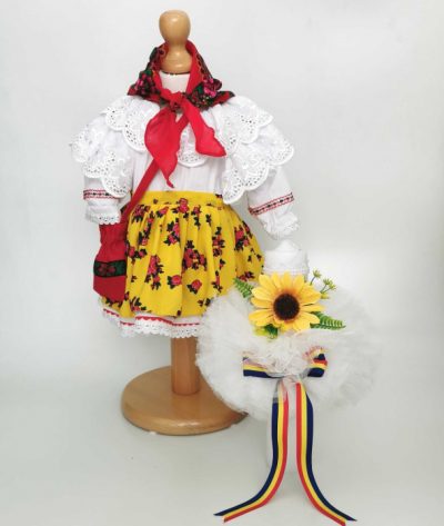 Set Botez Traditional a    Costum Traditional Fetite Floral 3 - 2 piese   costumas si lumanare