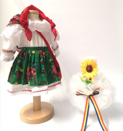 Set Botez Traditional a    Costum Traditional Fetite Verde- 2 piese   costumas si lumanare lucrata manual