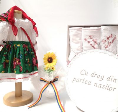 Set Botez Traditional a    Costum Traditional Fetite Verde a    4 piese   costumas , lumanare, trusou si cufar