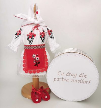 Set Botez Traditional a    Costum Traditional Muna 3 - 2 piese   costumas si cutie botez