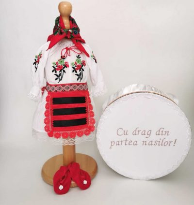 Set Botez Traditional a    Costum Traditional Muna 9 - 2 piese   costumas si cutie botez