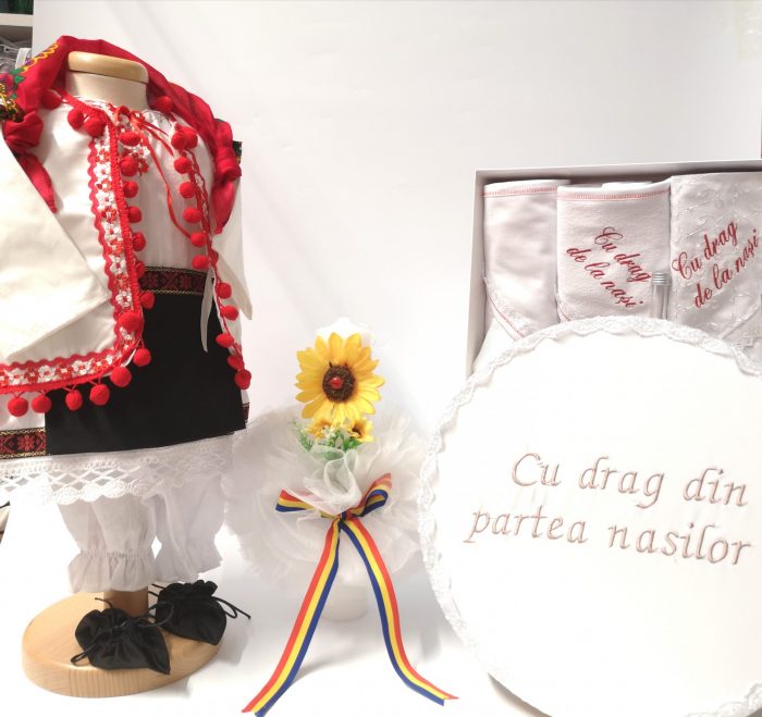 Set Botez Traditional a,     Delia a,     4 piese   costumas , lumanare, trusou si cufar