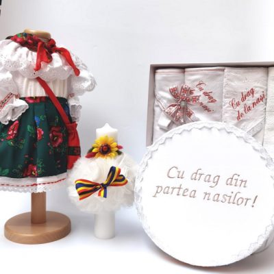 Set Botez Traditional Adeline 2 - 4 piese   costumas, lumanare, trusou si cufar brodat